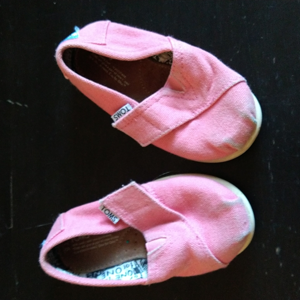 Pink Tom's size 6